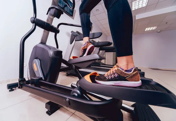 Jonge Vrouw Training Cross Trainer Sportschool Volkeren Het Fitnesscentrum Loopband — Stockfoto