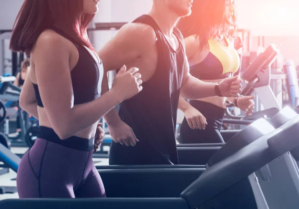 Genç Eğitim Salonunda Treadmill Peoples Fitness Merkezinde Sağlık Kavramı — Stok fotoğraf