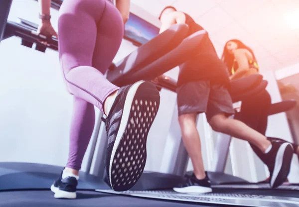 在健身房跑步机上训练的年轻人 在健身中心 健康理念 — 图库照片