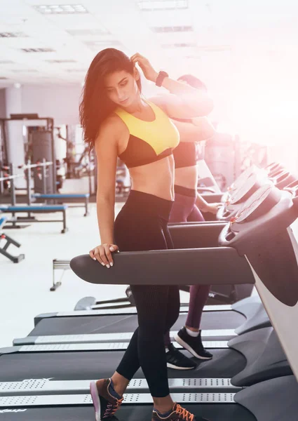 Jonge Vrouw Traint Loopband Sportschool Een Fitnesscentrum Gezondheidsconcept — Stockfoto