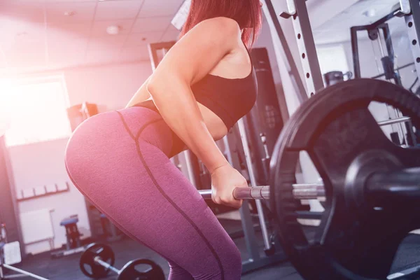美しい運動若い女性がジムで運動をしている 筋肉質の体を持つ若い女性 フィットネスコンセプト — ストック写真