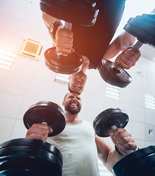 Jovens Atletas Que Fazem Exercício Ginásio Jovens Com Corpo Musculoso — Fotografia de Stock