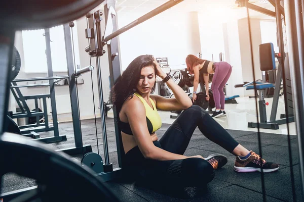 Spor Salonunda Egzersiz Yapan Güzel Bir Genç Bayan Kaslı Vücutlu — Stok fotoğraf