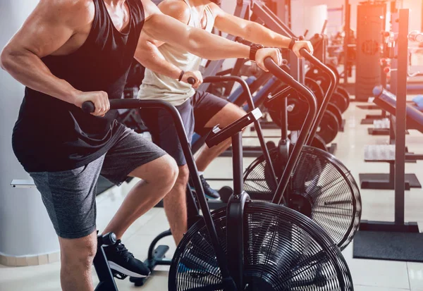 Homens Jovens Com Corpo Muscular Usando Bicicleta Para Treino Cardio — Fotografia de Stock