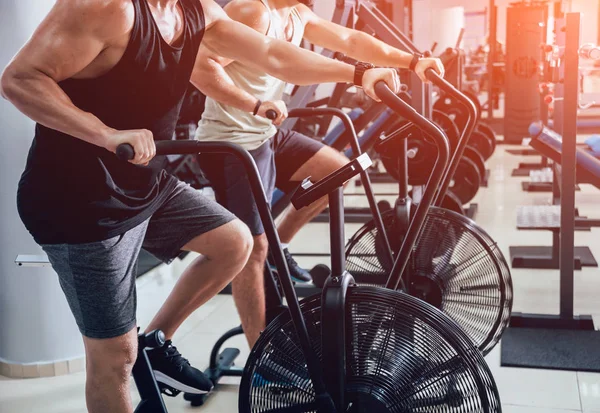 Jonge Mannen Met Gespierde Lichaam Met Behulp Van Lucht Fiets — Stockfoto