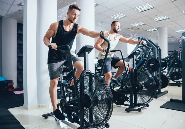 Hombres Jóvenes Con Cuerpo Muscular Que Utilizan Bicicleta Neumática Para — Foto de Stock