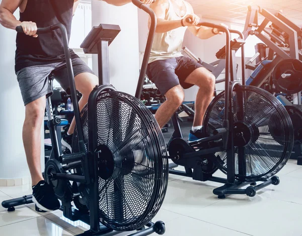 Hombres Jóvenes Con Cuerpo Muscular Que Utilizan Bicicleta Neumática Para — Foto de Stock