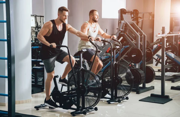 Hombres Jóvenes Con Cuerpo Muscular Que Utilizan Bicicleta Neumática Para — Foto de Stock