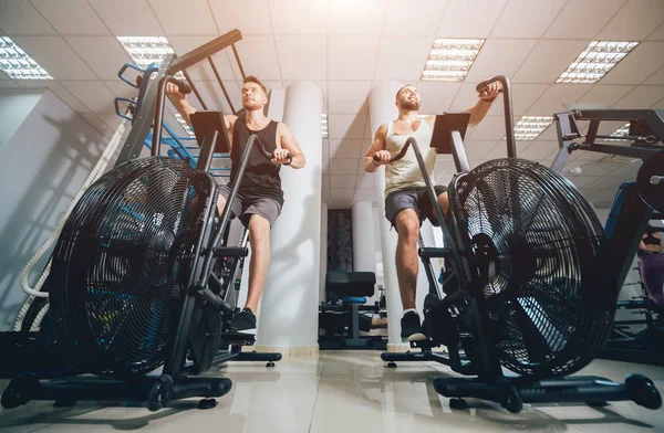 Hombres Jóvenes Con Cuerpo Muscular Que Utilizan Bicicleta Neumática Para — Foto de Stock