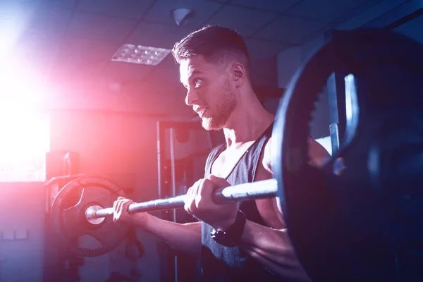 Knappe Gespierde Man Aan Het Trainen Met Lange Halter — Stockfoto