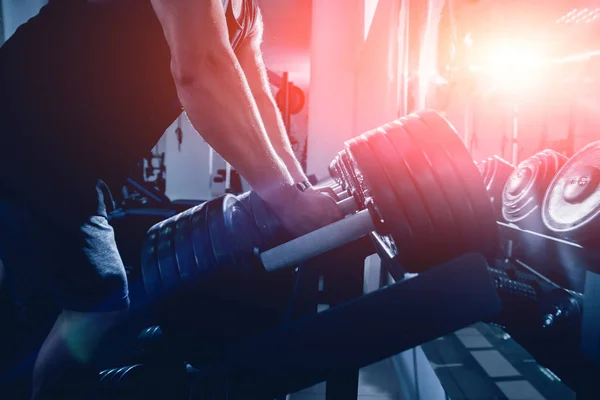 Yakışıklı Kaslı Adam Dumbell Ile Çalışma Dışarı Fitness Kavramı — Stok fotoğraf