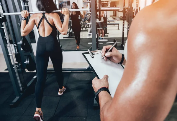 Spor Salonunda Fitness Eğitmeni Ile Egzersiz Yapan Kadın — Stok fotoğraf