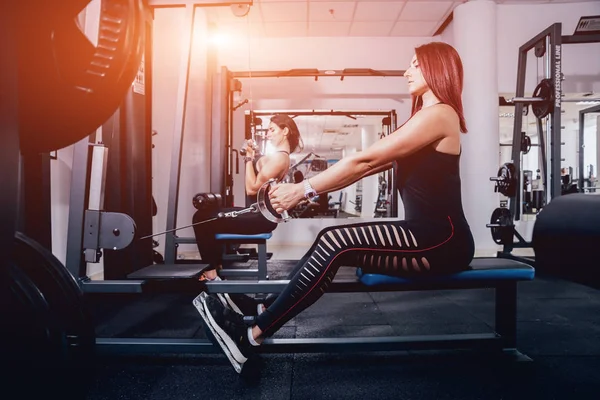 Mooie Sportieve Jonge Vrouwen Maken Van Oefening Sportschool Jonge Vrouw — Stockfoto