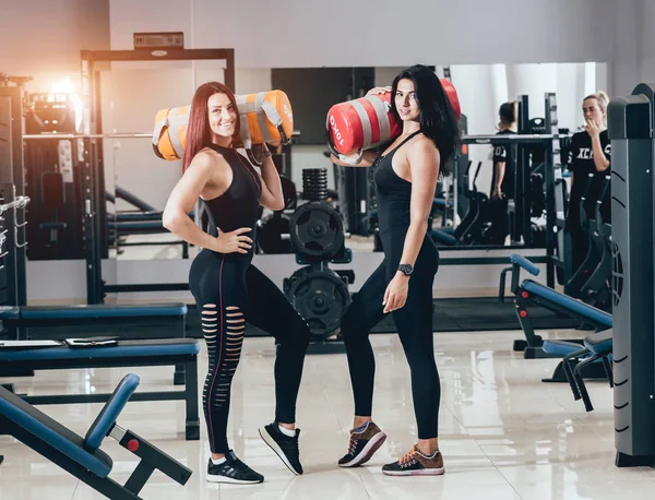 Atletische Jonge Vrouwen Training Met Zandzakken Bij Grijze Achtergrond Cross — Stockfoto