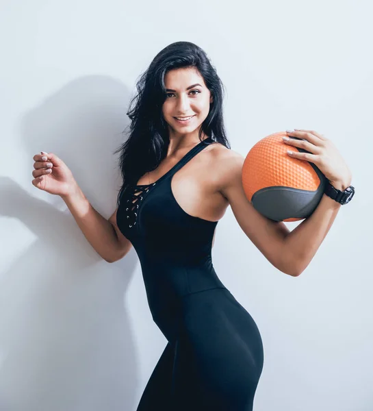 Athletische Junge Frau Beim Training Mit Medaillenball Vor Grauem Hintergrund — Stockfoto