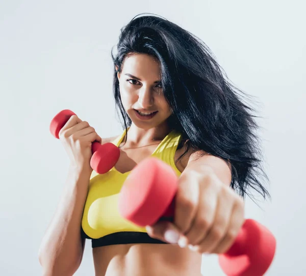 Stattliche Muskulöse Frau Die Mit Hanteln Trainiert Fitnesskonzept — Stockfoto