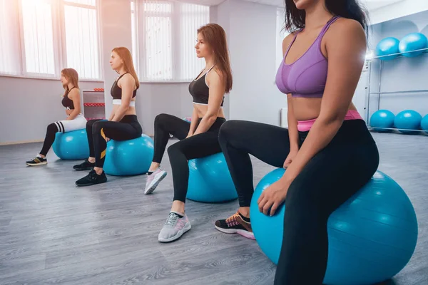 Fitness Młodych Kobiet Niebieskim Fitballs Szkolenie Przyjaciel Koncepcja Fitness — Zdjęcie stockowe