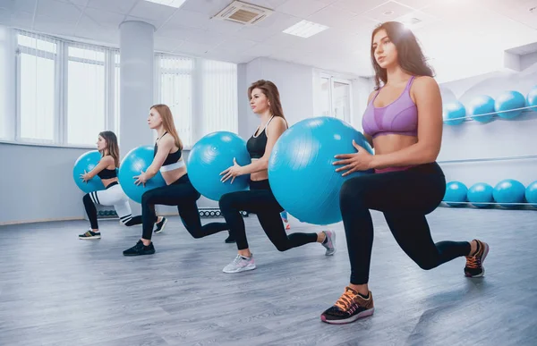 Fitness Młodych Kobiet Niebieskim Fitballs Szkolenie Przyjaciel Koncepcja Fitness — Zdjęcie stockowe