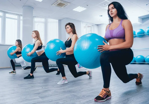 Joven Mujer Fitness Con Pelotas Azules Entrenamiento Crossfit Concepto Fitness —  Fotos de Stock