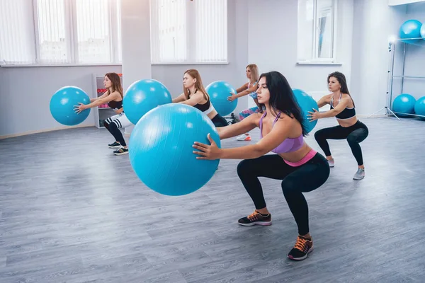 Jonge Fitness Vrouwen Met Blauwe Fitballs Crossfit Opleiding Fitness Concept — Stockfoto