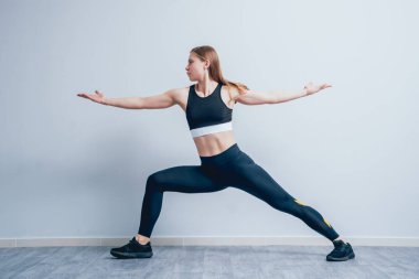 Spor salonunda yoga antrenmanı yapan genç bir kadın. Fitness konsepti.