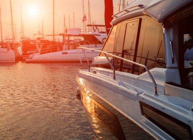 Yat detayları ile liman manzarası. Marina Bay güzel günbatımı gökyüzü. Arka plan