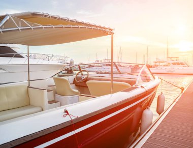 Yat detayları ile liman manzarası. Marina Bay güzel günbatımı gökyüzü. Arka plan