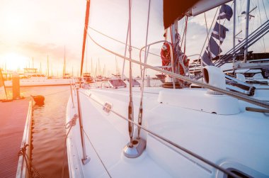 Yat detayları ile liman manzarası. Marina Bay güzel günbatımı gökyüzü. Arka plan