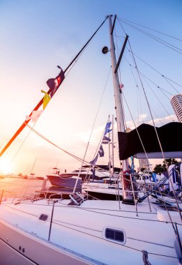 Yat detayları ile liman manzarası. Marina Bay güzel günbatımı gökyüzü. Arka plan