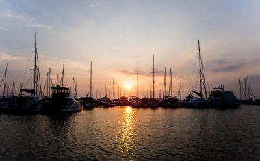 Marina ve yat ve teknelere ile liman güzel görünümünü. Okyanus günbatımında. Arka plan