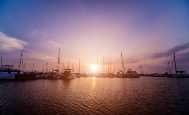 Marina ve yat ve teknelere ile liman güzel görünümünü. Okyanus günbatımında. Arka plan