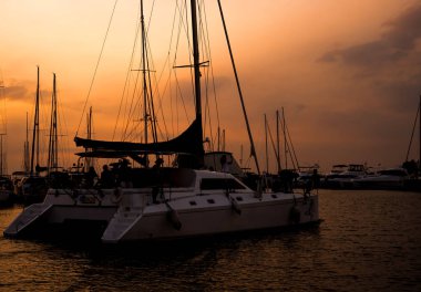 Marina ve yat ve teknelere ile liman güzel görünümünü. Okyanus günbatımında. Arka plan