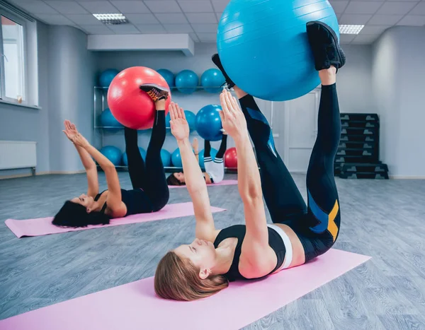Jóvenes Mujeres Fitness Haciendo Deporte Con Fitballs Azules —  Fotos de Stock