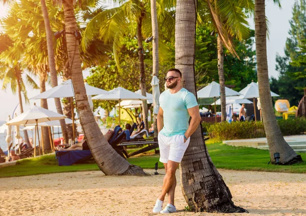 Joven Una Playa Tropical Fondo Verano —  Fotos de Stock