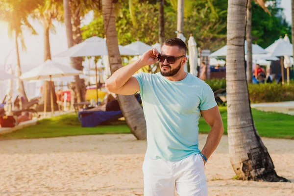 Joven Una Playa Tropical Fondo Verano —  Fotos de Stock