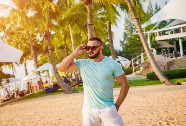 Joven Una Playa Tropical Fondo Verano —  Fotos de Stock