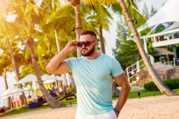 Joven Una Playa Tropical Fondo Verano —  Fotos de Stock