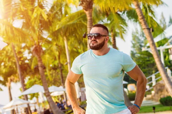 Jeune Homme Sur Une Plage Tropicale Contexte Été — Photo