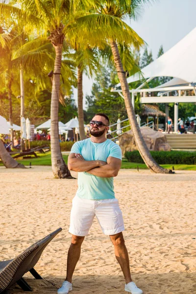 Joven Una Playa Tropical Fondo Verano —  Fotos de Stock