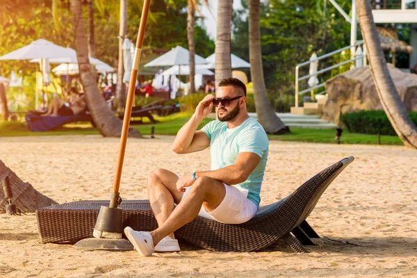 Joven Una Playa Tropical Fondo Verano —  Fotos de Stock