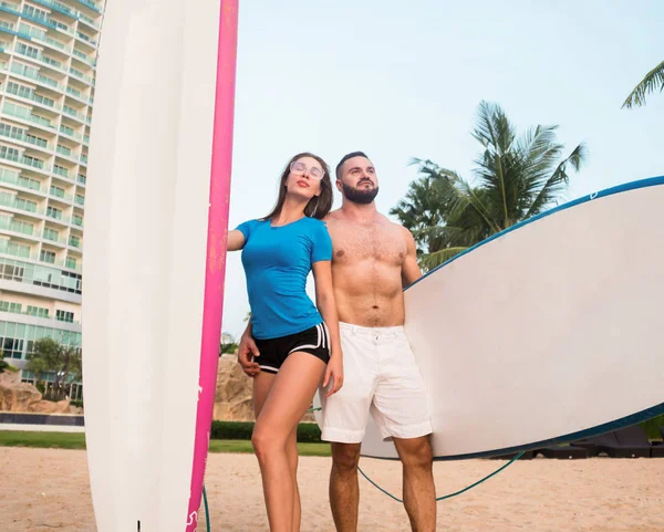 Dva Mladí Surfaři Desky Pláži Pozadí — Stock fotografie