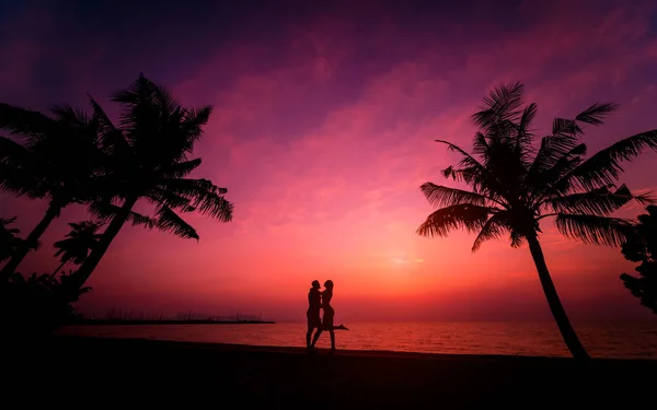 Silueta Pareja Playa Tropical Atardecer Sobre Fondo Palmeras Mar Contexto —  Fotos de Stock