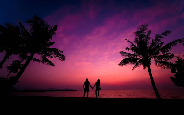 Silueta Pareja Playa Tropical Atardecer Sobre Fondo Palmeras Mar Contexto — Foto de Stock