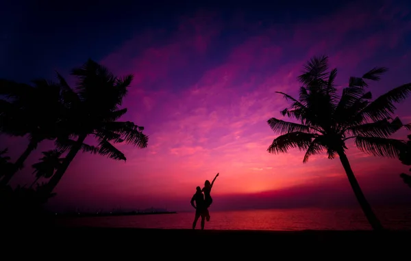 Silueta Pareja Playa Tropical Atardecer Sobre Fondo Palmeras Mar Contexto — Foto de Stock