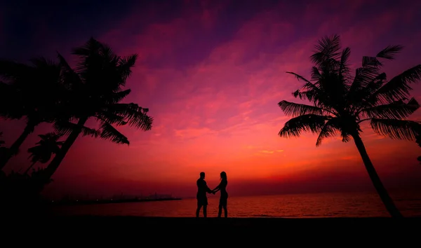 Silhueta Casal Praia Tropical Durante Pôr Sol Fundo Palmas Mar — Fotografia de Stock