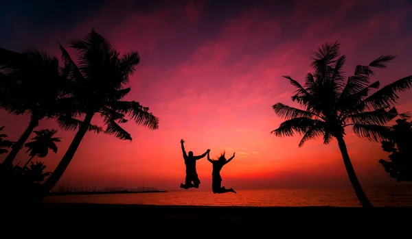Σιλουέτα Του Ζευγάρι Τροπική Παραλία Κατά Διάρκεια Του Ηλιοβασιλέματος Στο — Φωτογραφία Αρχείου