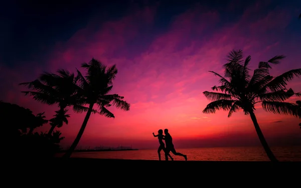 Silueta Cuplului Plaja Tropicala Timpul Apusului Soare Fundalul Palmelor Marii — Fotografie, imagine de stoc