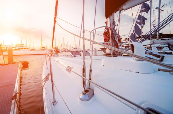 Yat detayları ile liman manzarası. Marina Bay güzel günbatımı gökyüzü. Arka plan