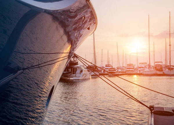 Blick Auf Den Hafen Mit Yachten Details Wunderschöner Sonnenuntergangshimmel Der — Stockfoto