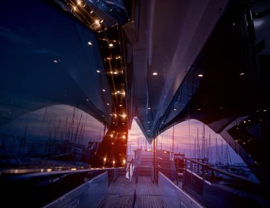 Yat detayları ile liman manzarası. Marina Bay güzel günbatımı gökyüzü. Arka plan